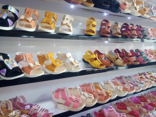 عکس فروشگاه کیف و کفش مجید