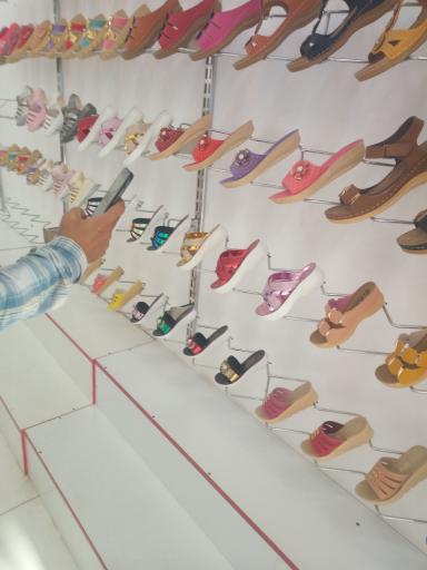 عکس فروشگاه کیف و کفش مجید