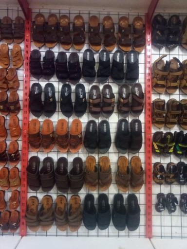 عکس فروشگاه کیف و کفش مجید