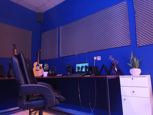 عکس استودیو و آموزشگاه موسیقی رامند