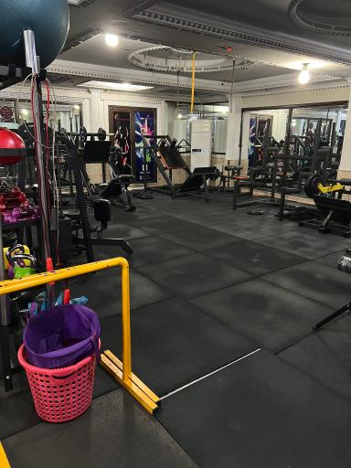 عکس باشگاه بدنسازی و کراسفیت بانوان روشان