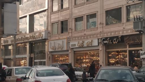 عکس بازار لوستر و مصنوعات برنجی