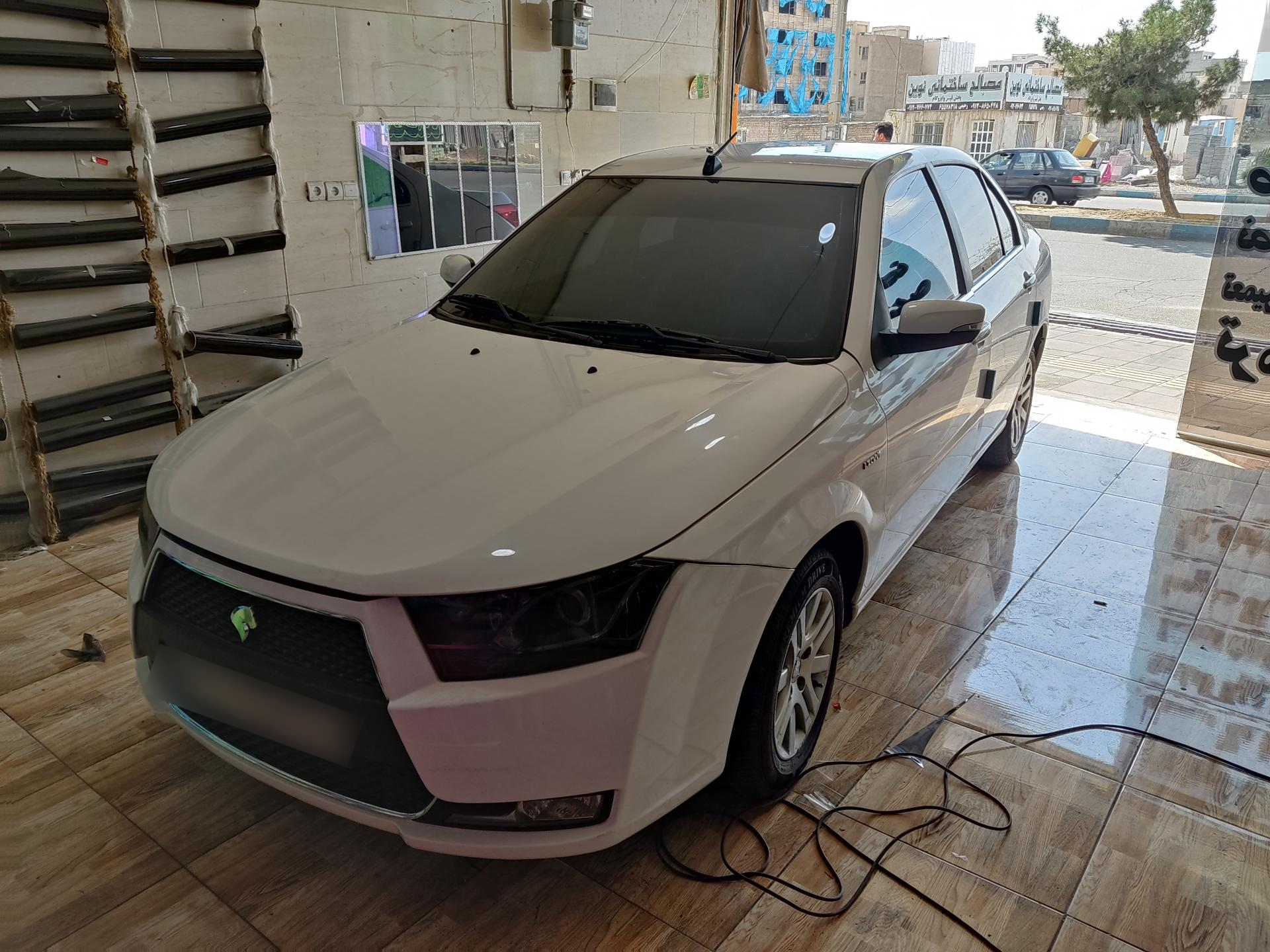 عکس شیشه دودی اتومبیل محمد