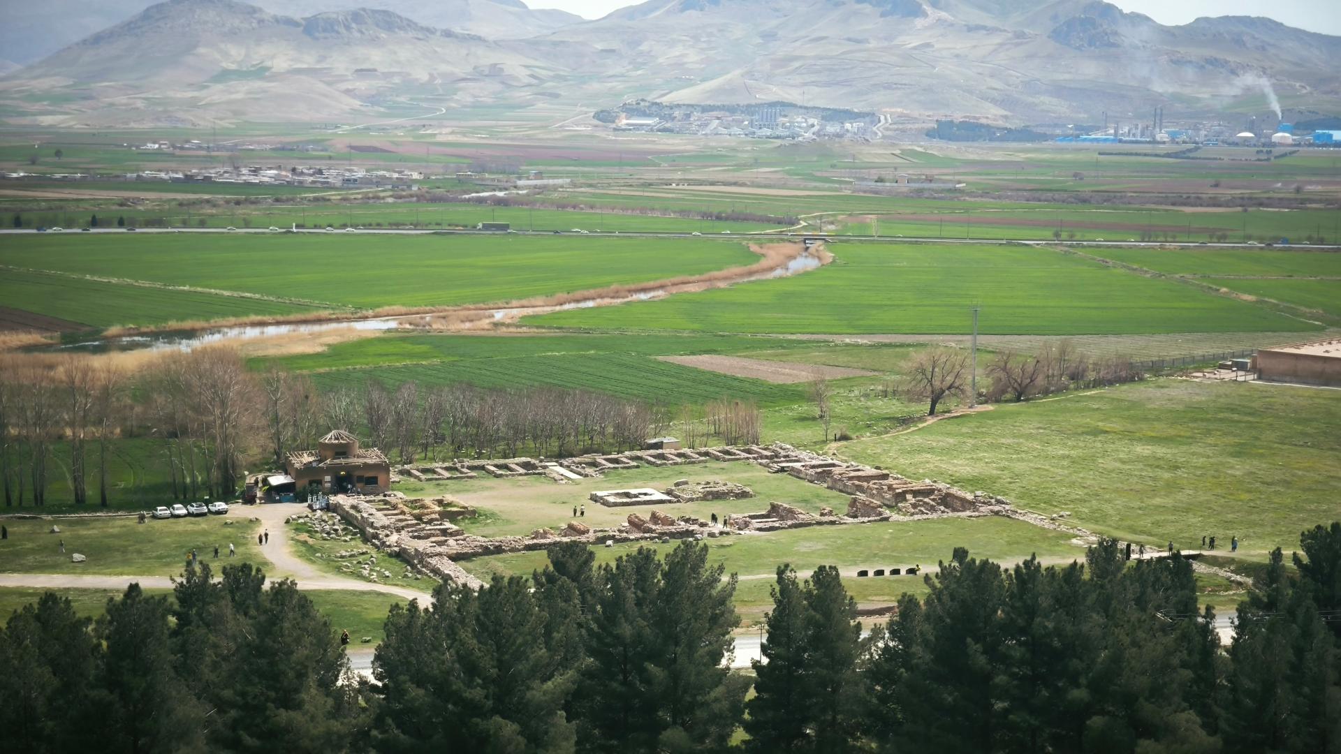 عکس کاخ ناتمام ساسانی (کاخ بیستون)