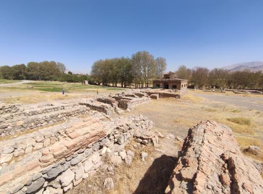 عکس کاخ ناتمام ساسانی (کاخ بیستون)