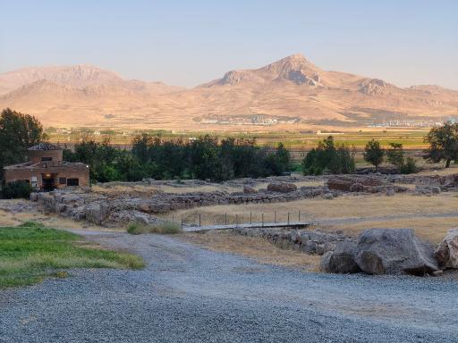 عکس کاخ ناتمام ساسانی (کاخ بیستون)