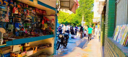 عکس دکه روزنامه فروشی عزیزی