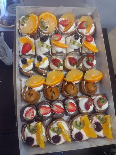 عکس شیرینی فروشی استادان