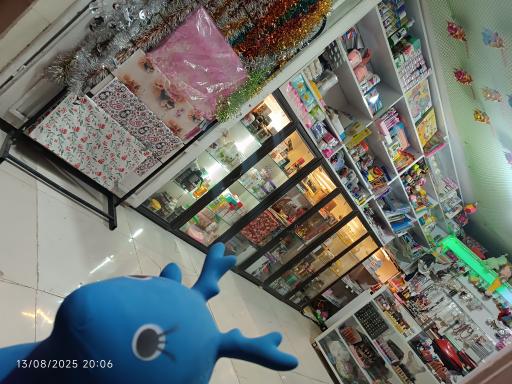 عکس لوازم آرایشی و تحریر 