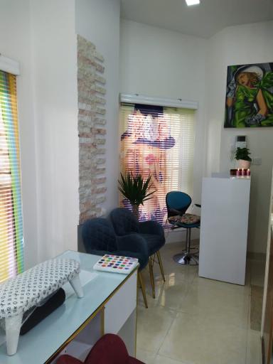 عکس آموزشگاه زیبایی دلربا