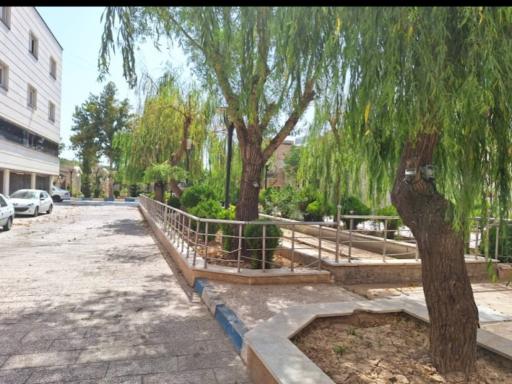 عکس هتل بزرگ باغ گیلاس