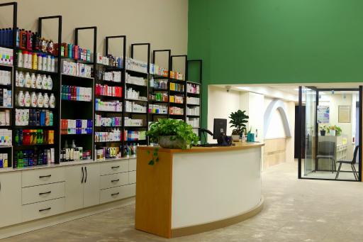 عکس داروخانه شبانه روزی دکتر اشرافی