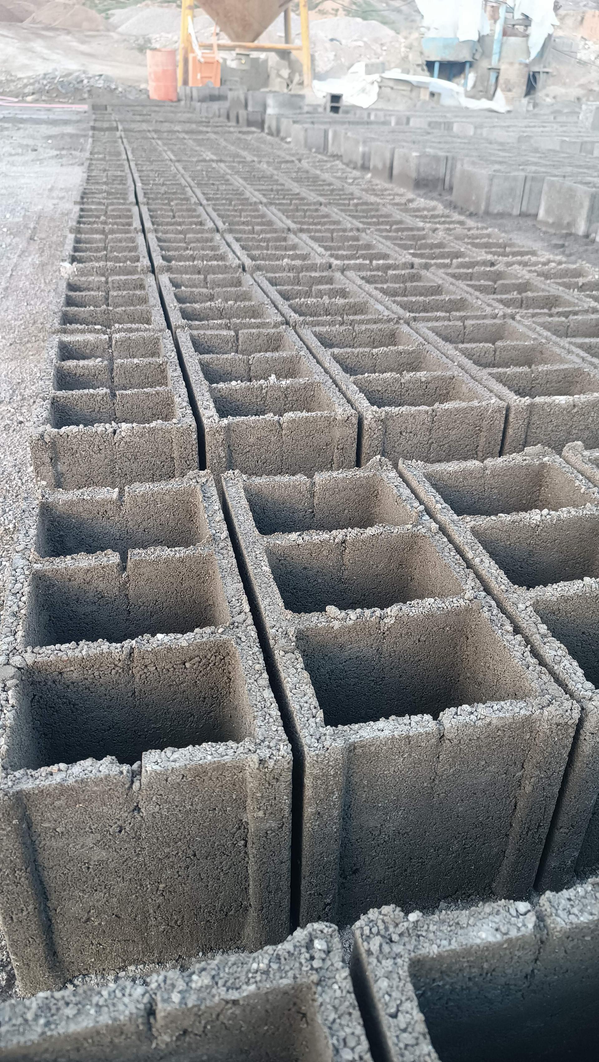 عکس کارگاه بلوکه سیمانی