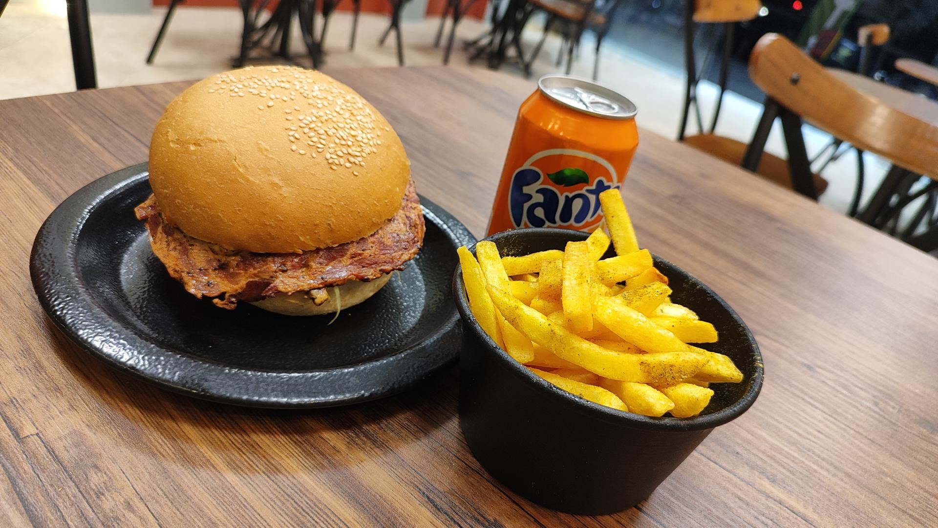 عکس کافه فست فود هشت