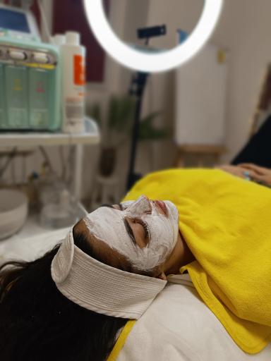 عکس کارشناس پاکسازی پوست و فیشال 