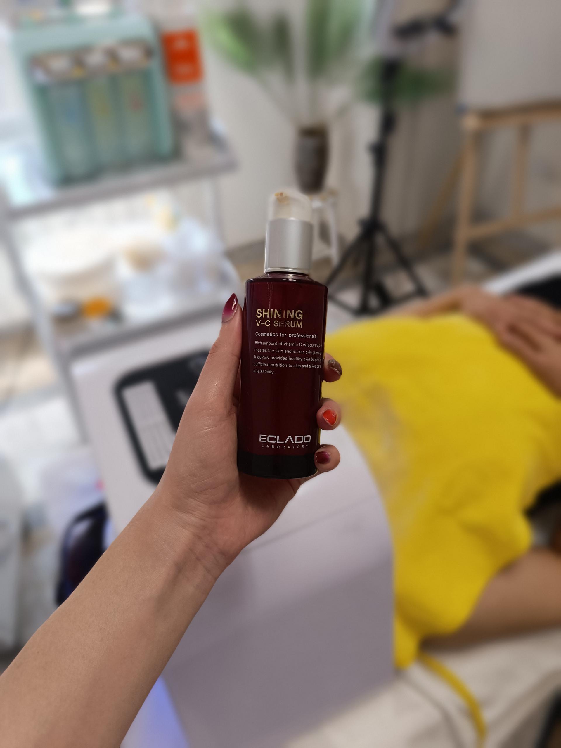 عکس کارشناس پاکسازی پوست و فیشال 