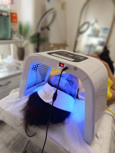 عکس کارشناس پاکسازی پوست و فیشال 