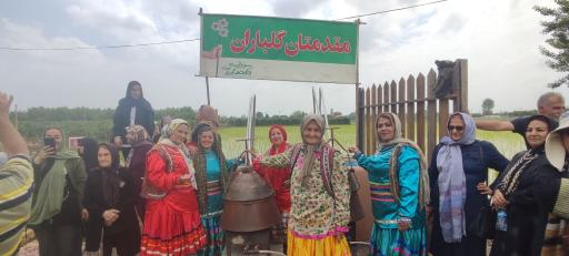 عکس باغ گل محمدی و گل نرگس