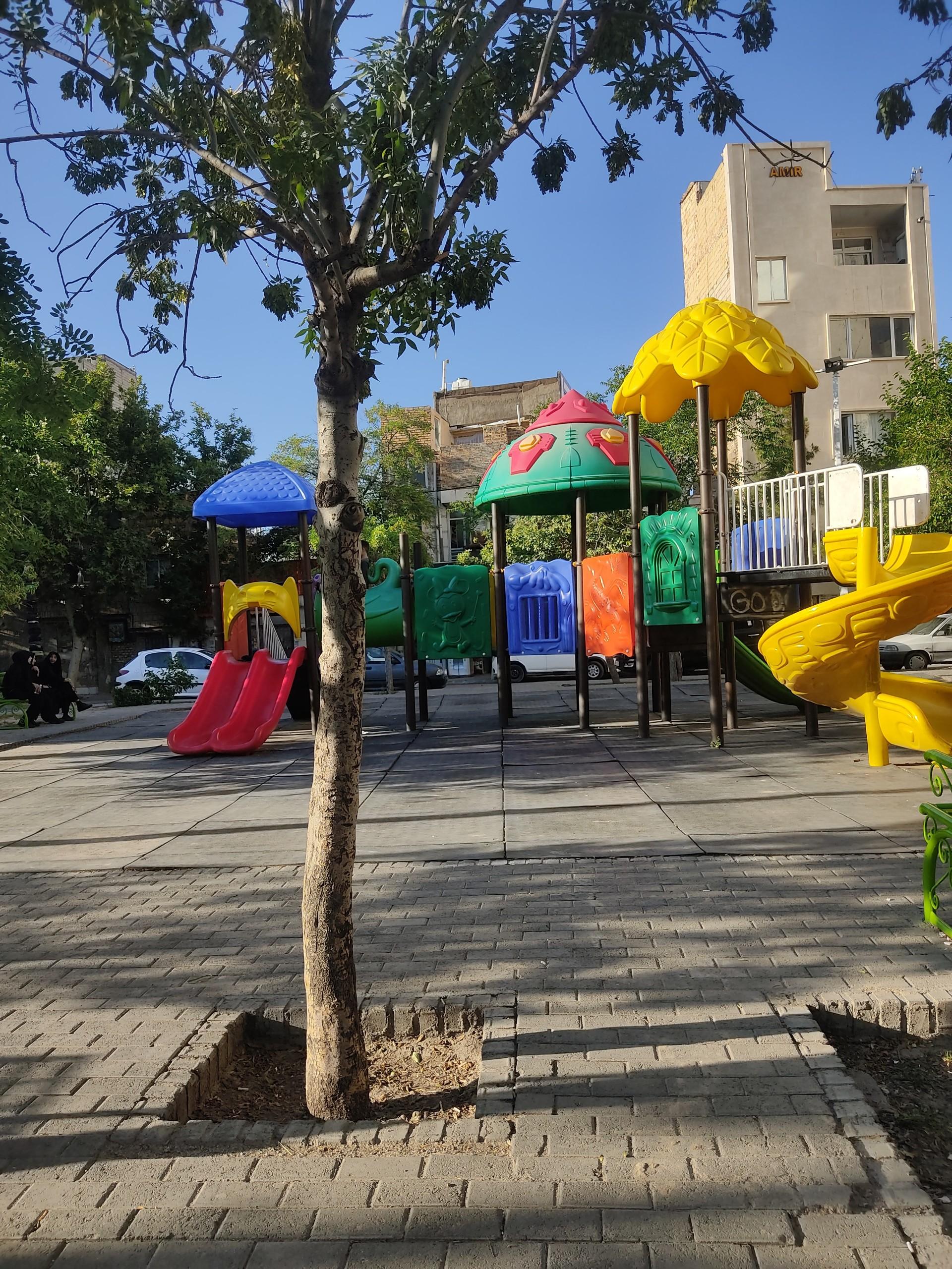 عکس فضای سبز و محوطه بازی 