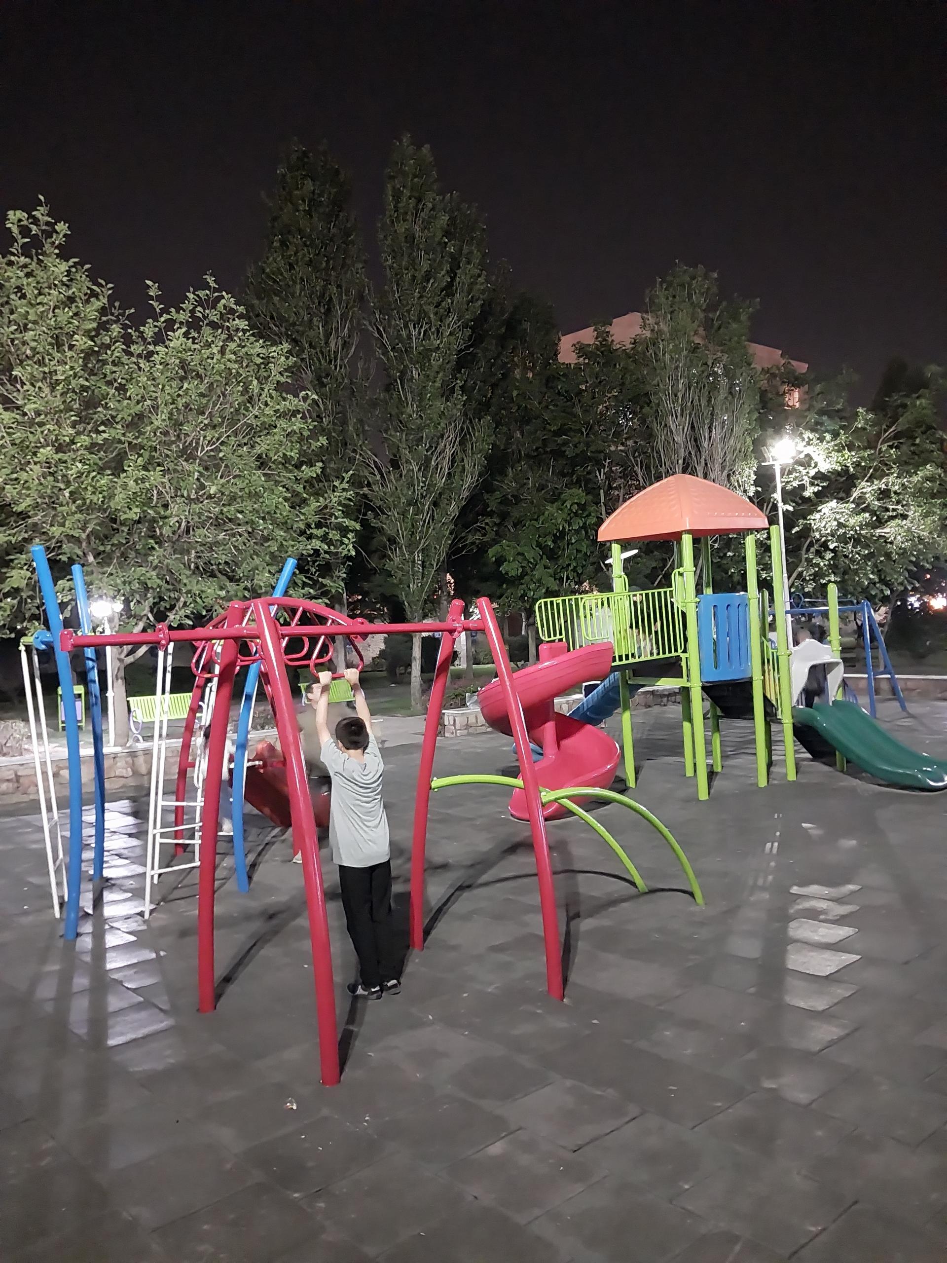 عکس زمین بازی بوستان آبنوس
