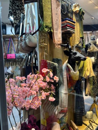 عکس نمایندگی شال و روسری تی تی کرج