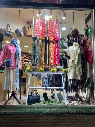 عکس نمایندگی شال و روسری تی تی کرج