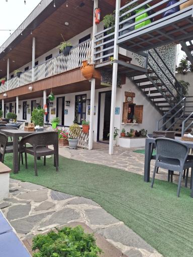 عکس باغ رستوران و تهیه غذا میزبان