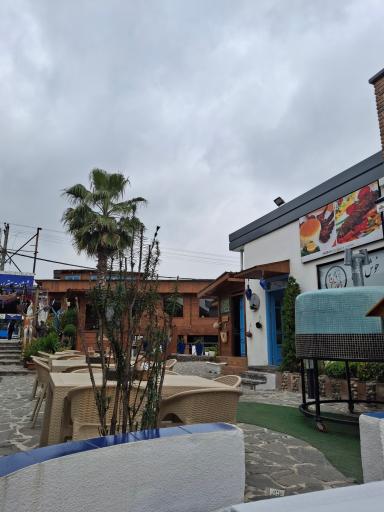 عکس باغ رستوران و تهیه غذا میزبان