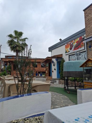 عکس باغ رستوران و تهیه غذا میزبان