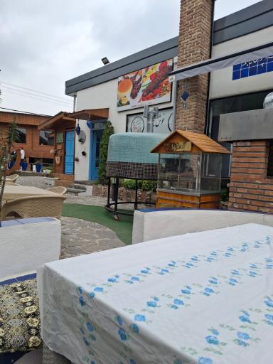 عکس باغ رستوران و تهیه غذا میزبان