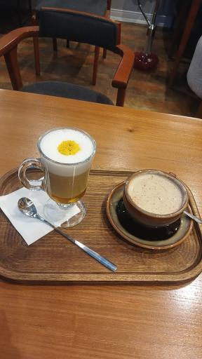 عکس کافه رستوران درخت طلایی