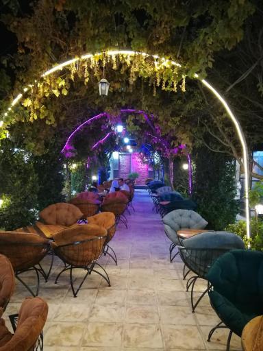 عکس کافه عمارت طلایی