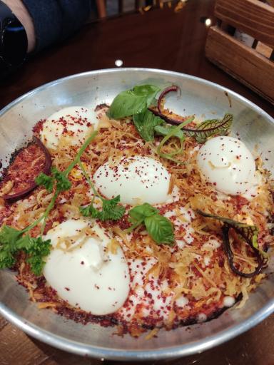 عکس کافه رستوران درخت طلایی