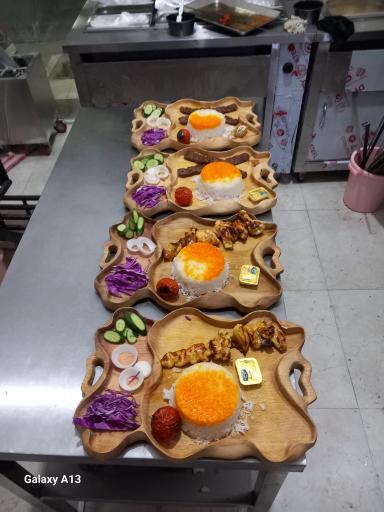 عکس تهیه غذا و کته کبابی لاهیجان