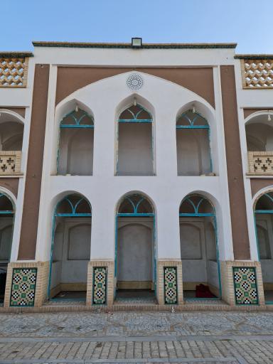 عکس محور و میدان تاریخی حاج امین 