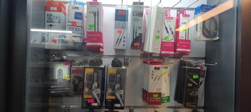 عکس فروشگاه لوازم جانبی و کلوپ فیلم آهنگ پلی