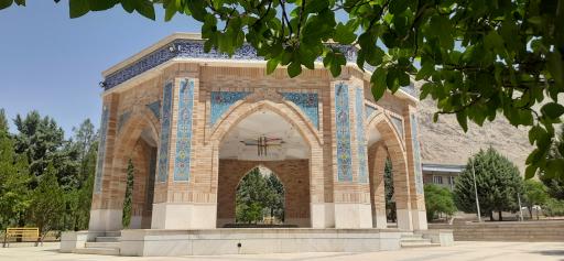 عکس آستان مقدس شهیدان گمنام دانشگاه رازی