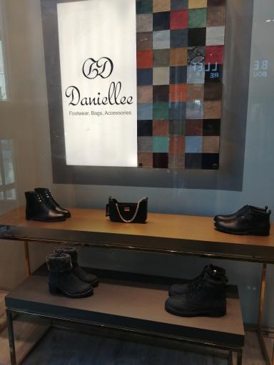 عکس فروشگاه کیف و کفش دنیلی