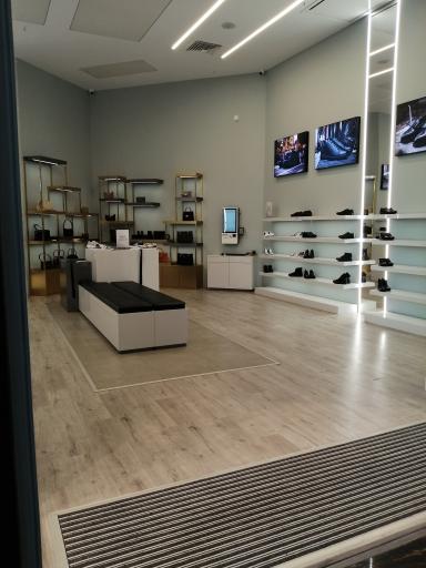 عکس فروشگاه کیف و کفش دنیلی