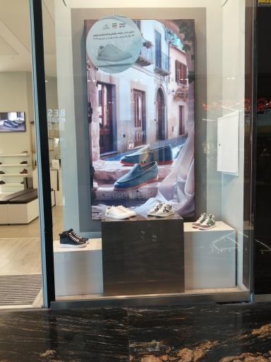 عکس فروشگاه کیف و کفش دنیلی