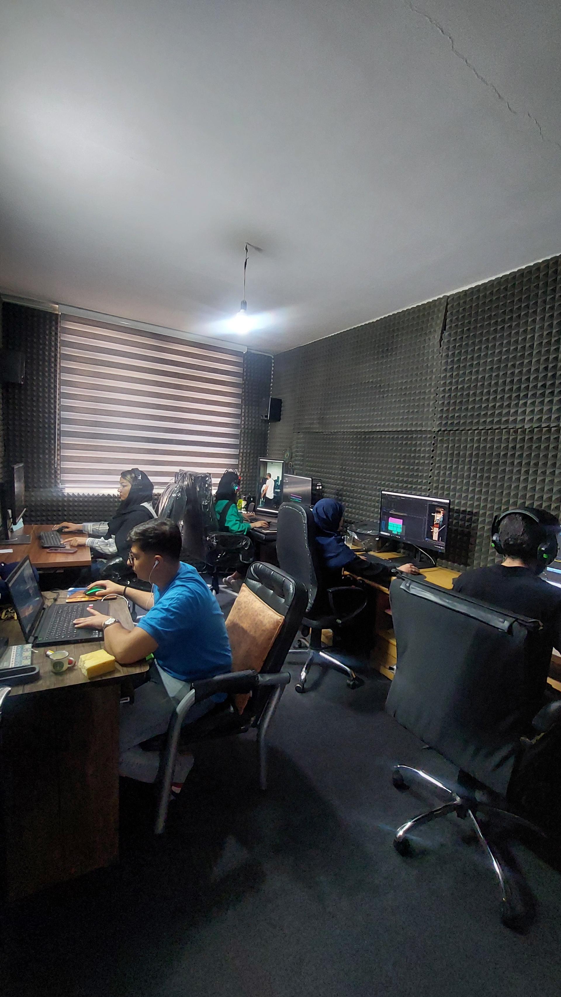 عکس استودیو تولید محتوا میراکل