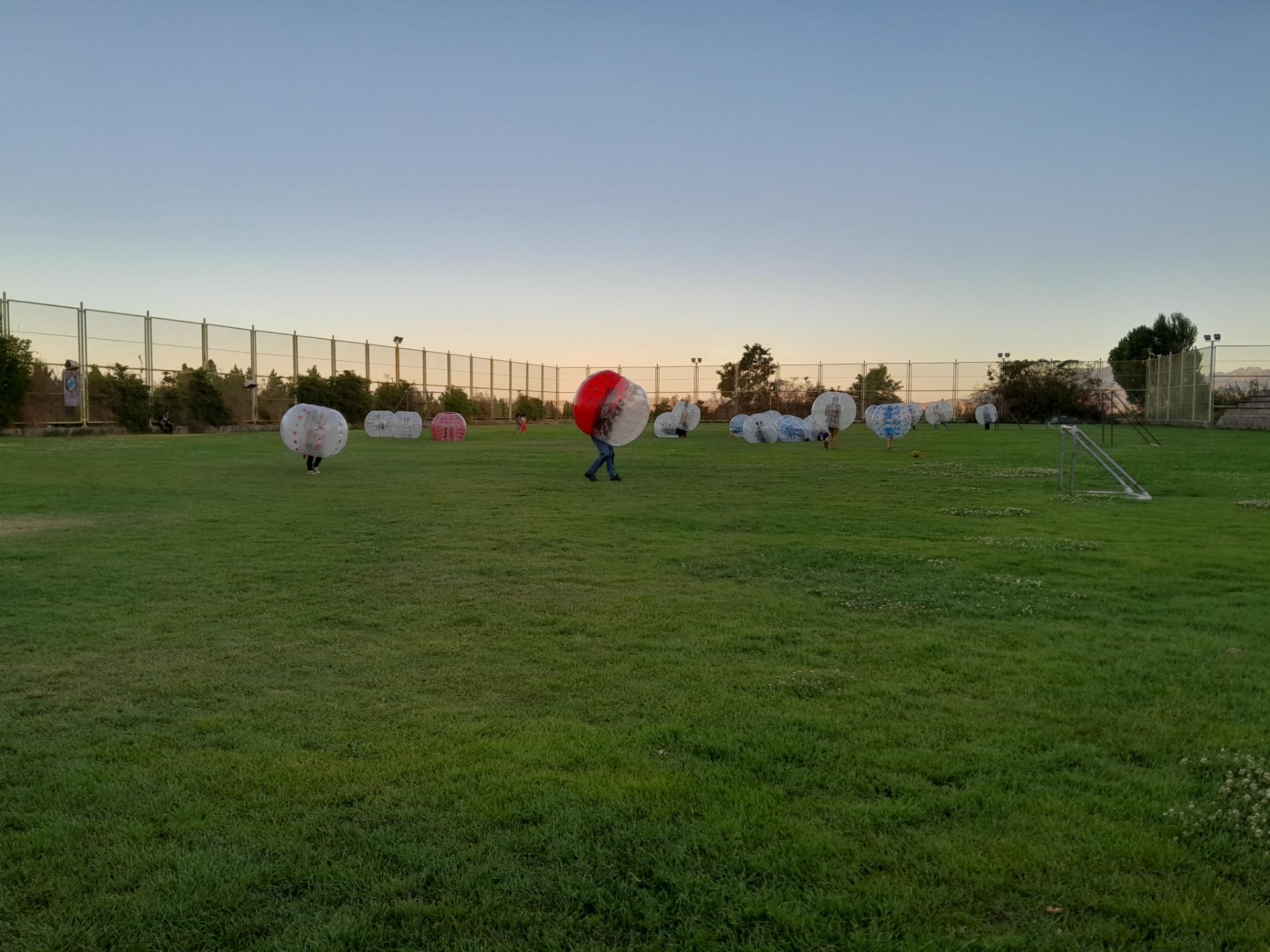 عکس فوتبال حبابی دهکده زاینده رود