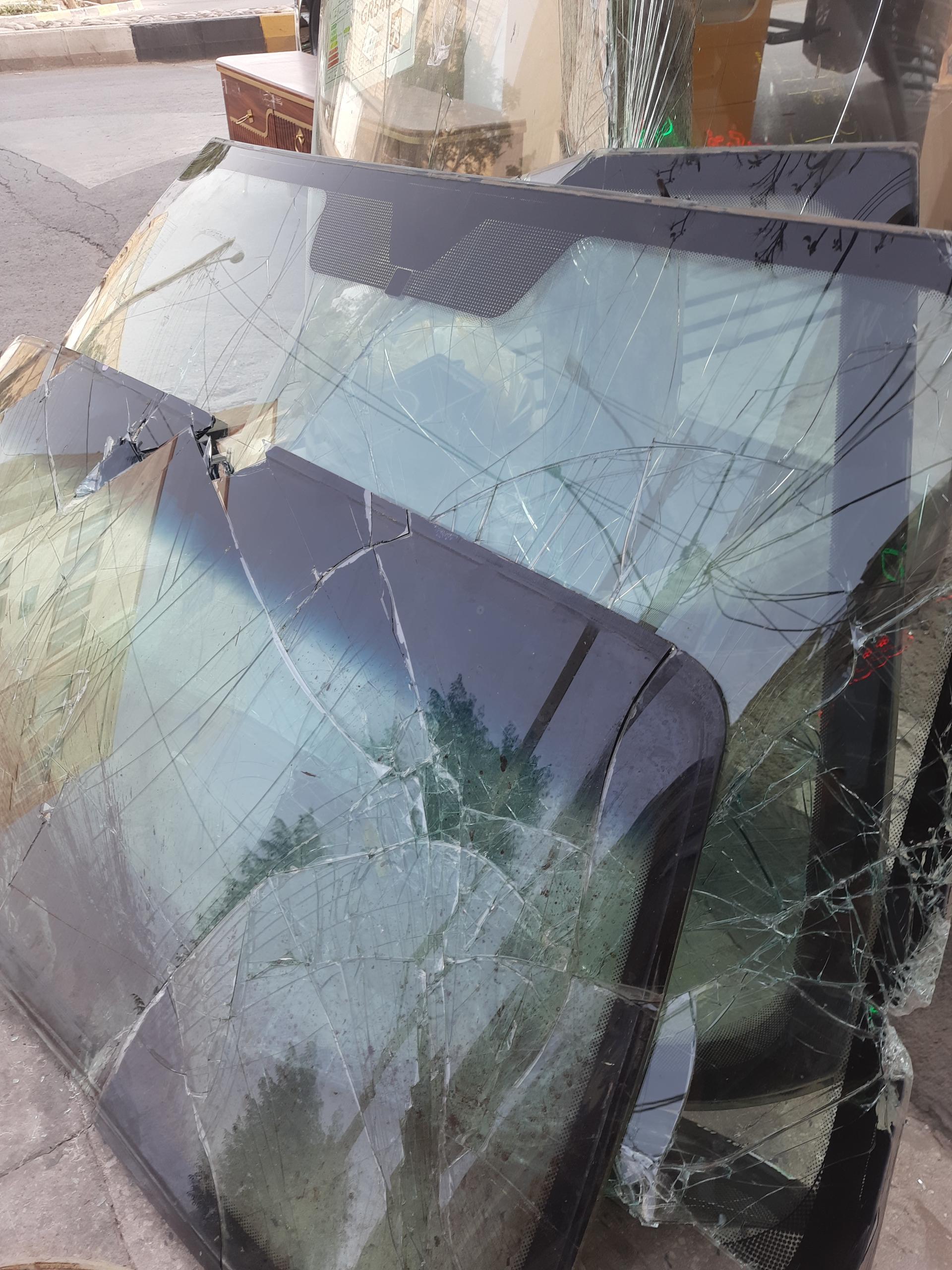 عکس شیشه اتومبیل فراهانی