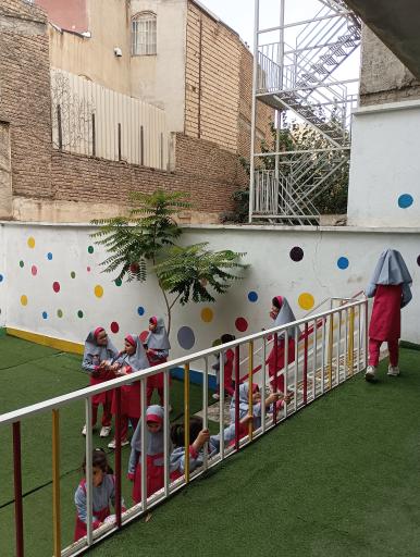 عکس پیش دبستان و دبستان دخترانه نفیس