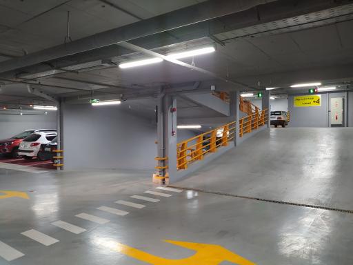 عکس پارکینگ عمومی طبقاتی پرستار