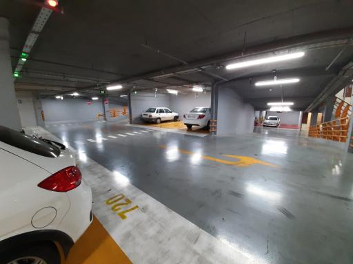 عکس پارکینگ عمومی طبقاتی پرستار