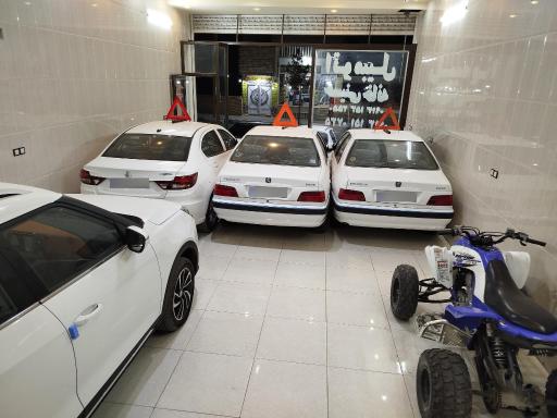 عکس نمایشگاه اتومبیل حسینی خانه