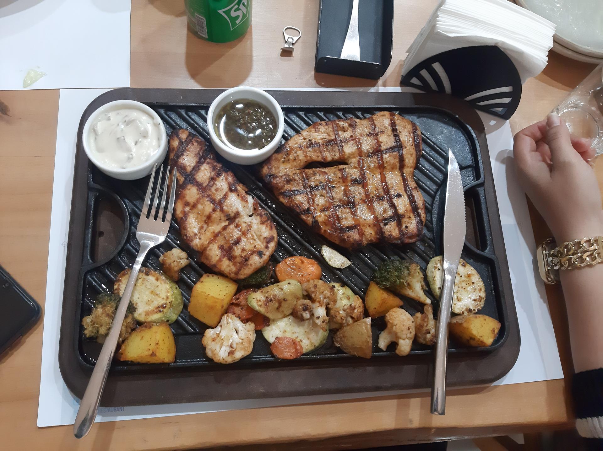 عکس کافه رستوران مثلث