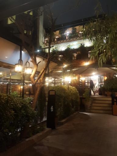 عکس کافه کتاب انتشارات ققنوس