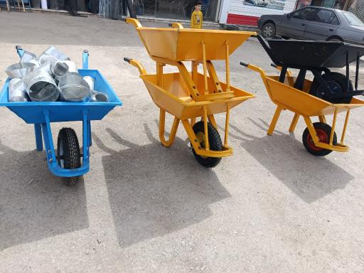 عکس رنگ و ابزار هنرمند